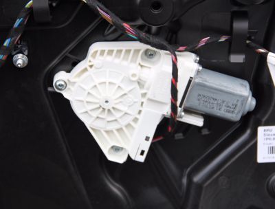 Motoras macara usa dreapta fata VW Touareg (7P) 2010-2018 8K0959802B