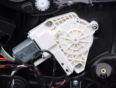 Motoras macara usa dreapta spate VW Touareg (7P) 2010-2018 8K0959811A