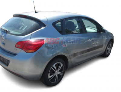 Usa dreapta fata Opel Astra J hatchback 2009-2012
