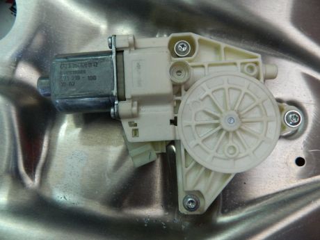 Motoras macara usa stanga fata Mercedes E-Class W212 2010-2015 A2048200142