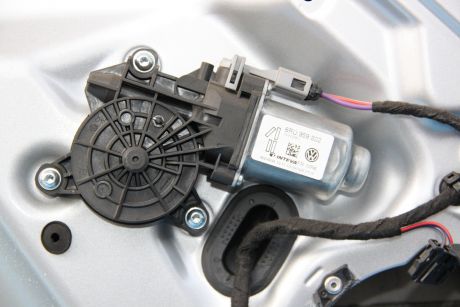 Motoras usa stanga spate VW Up 2011-prezent 6RU959802