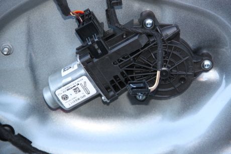 Motoras macara usa stanga spate VW Jetta (1B) 2011-2019 6R0959811T
