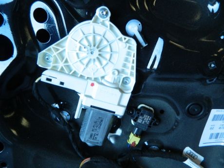 Motoras macara usa dreapta fata Audi A1 8X 2010-2018 Cod: 8K0959802C
