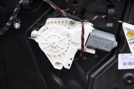 Motoras macara usa dreapta fata VW Touareg (7P) 2010-2018 8K0959802B