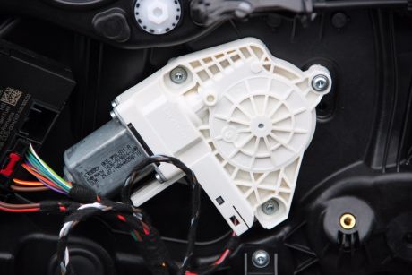 Motoras macara usa dreapta spate VW Touareg (7P) 2010-2018 8K0959811A