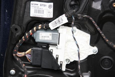 Motoras geam usa dreapta spate VW Tiguan (5N) model 2014 5N0959704F