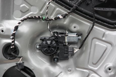 Motoras macara usa dreapta spate VW Tiguan (AD1) 2016-2023  5Q0959821E